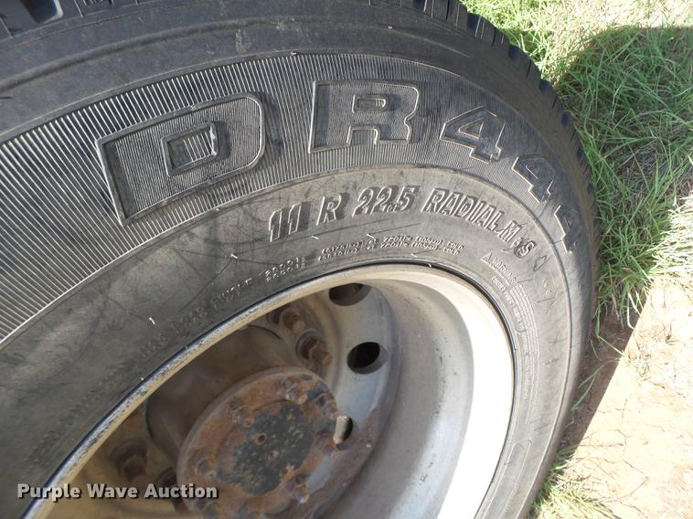 image for item DD1151 2003 Freightliner Columbia semi truck