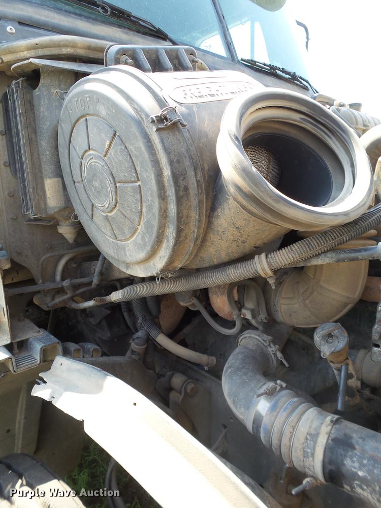 image for item DD1151 2003 Freightliner Columbia semi truck
