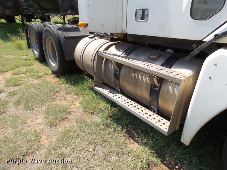 image for item DD1151 2003 Freightliner Columbia semi truck