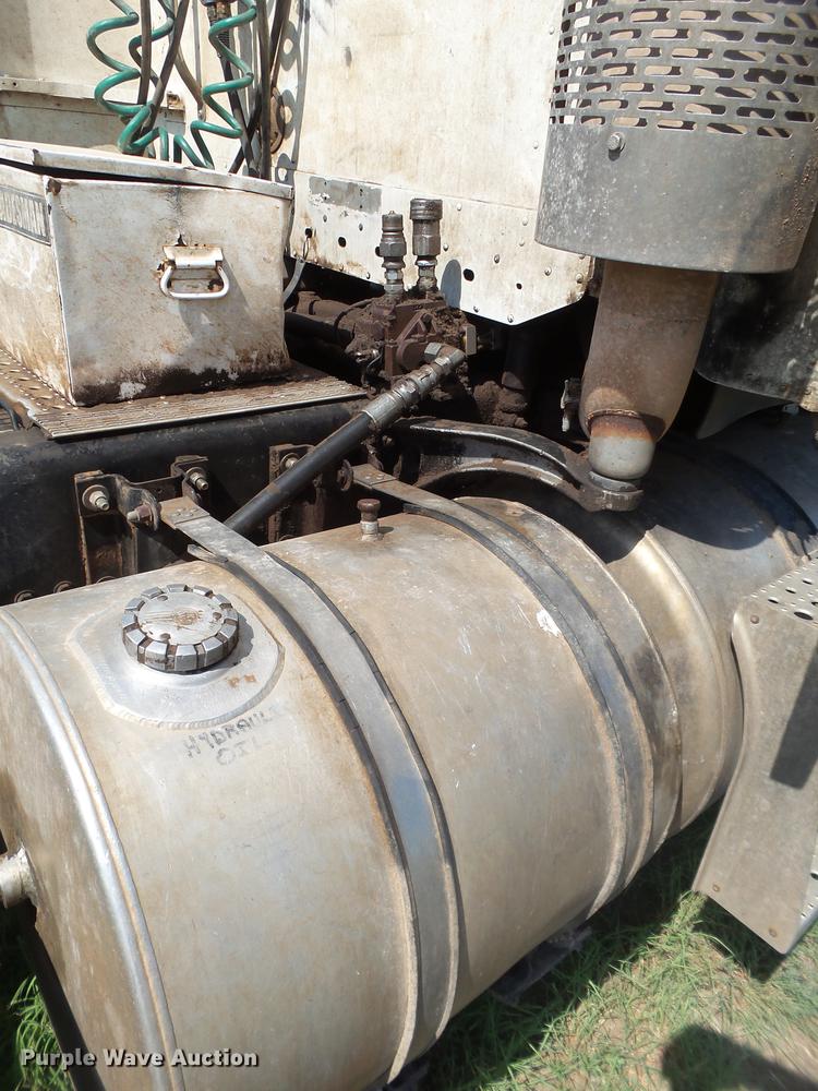 image for item DD1151 2003 Freightliner Columbia semi truck