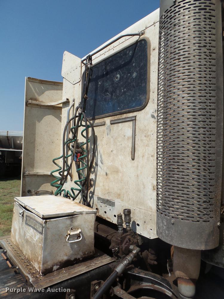 image for item DD1151 2003 Freightliner Columbia semi truck