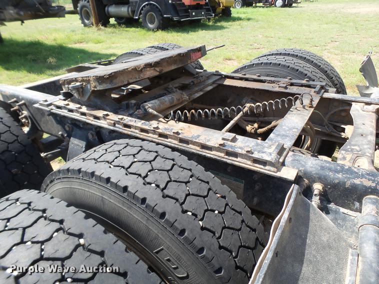 image for item DD1151 2003 Freightliner Columbia semi truck