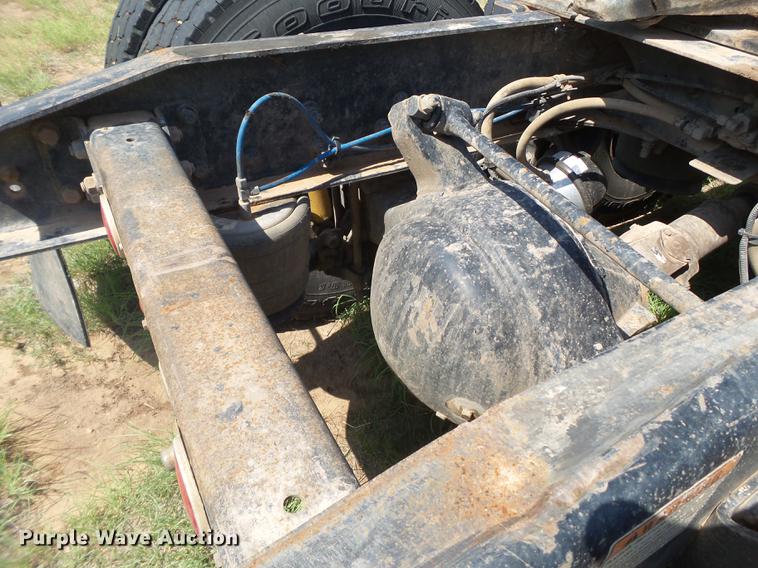 image for item DD1151 2003 Freightliner Columbia semi truck