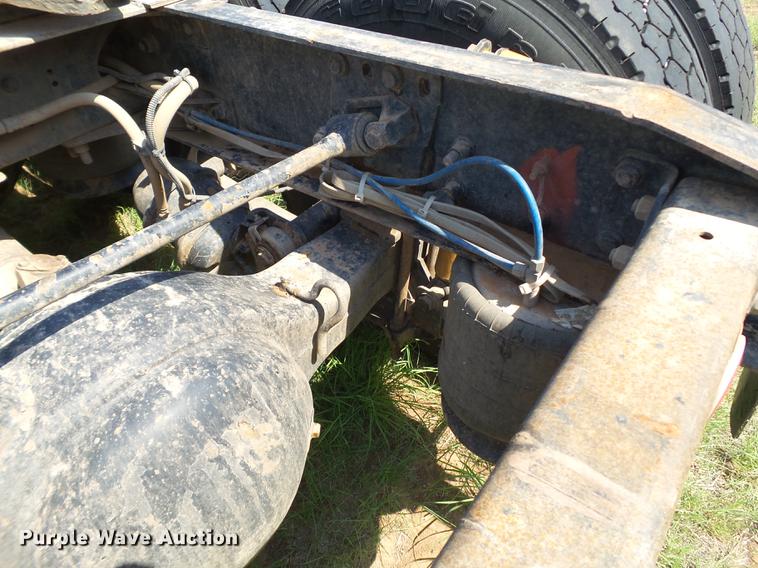 image for item DD1151 2003 Freightliner Columbia semi truck