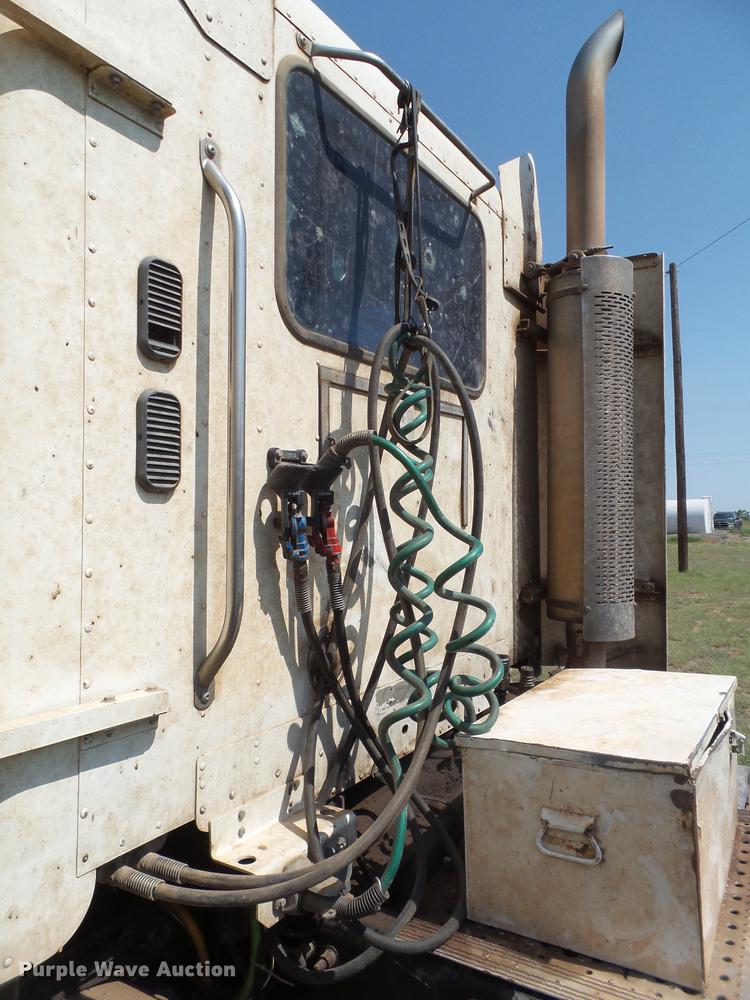 image for item DD1151 2003 Freightliner Columbia semi truck