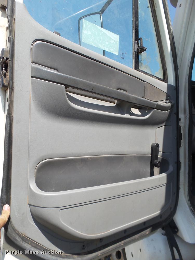 image for item DD1151 2003 Freightliner Columbia semi truck