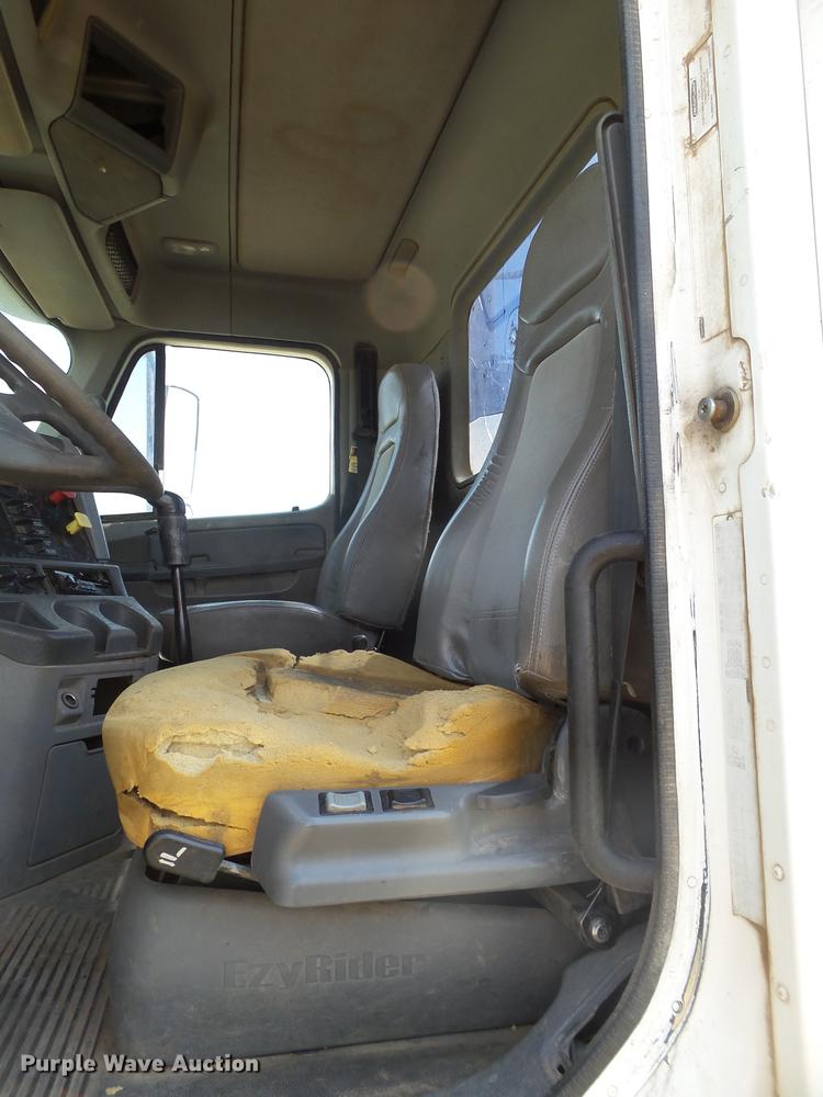 image for item DD1151 2003 Freightliner Columbia semi truck