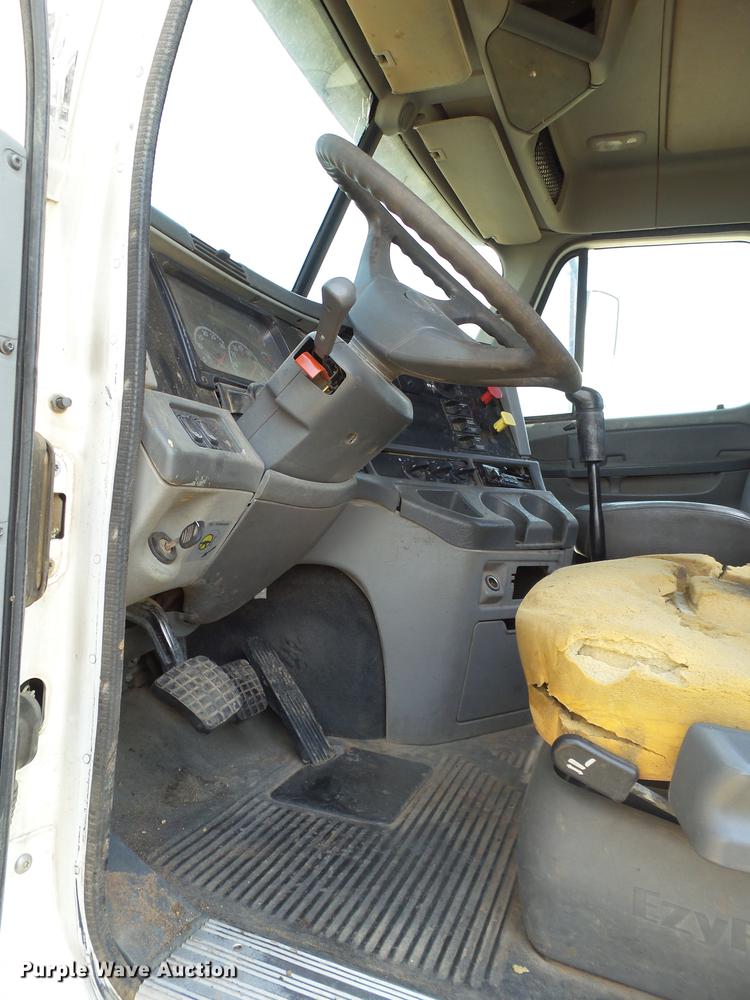 image for item DD1151 2003 Freightliner Columbia semi truck