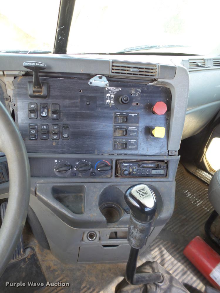 image for item DD1151 2003 Freightliner Columbia semi truck