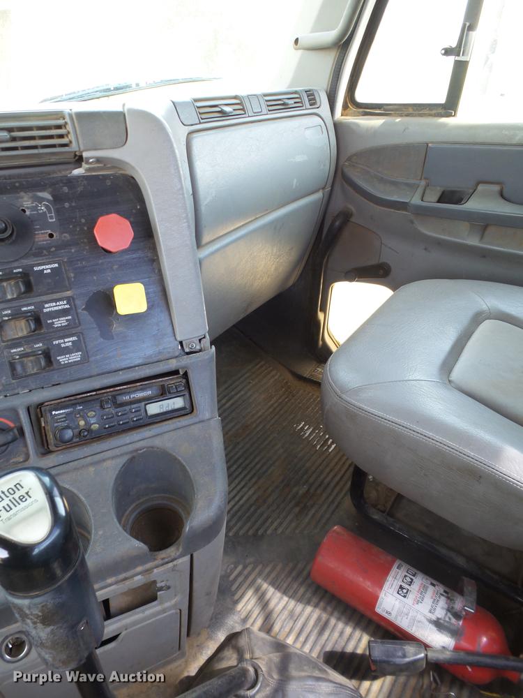 image for item DD1151 2003 Freightliner Columbia semi truck