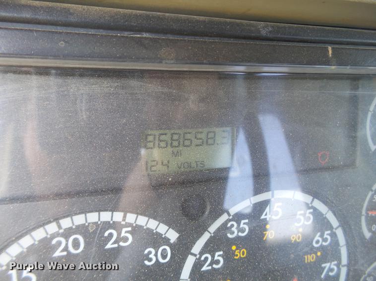 image for item DD1151 2003 Freightliner Columbia semi truck