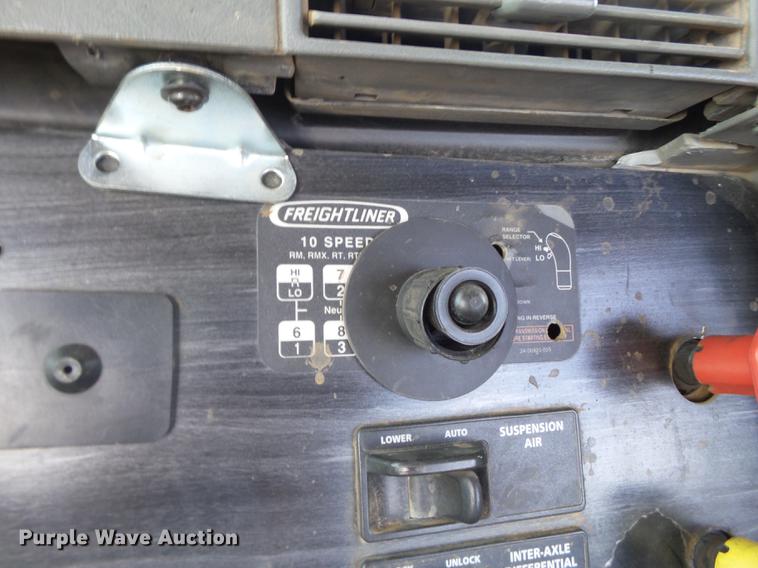 image for item DD1151 2003 Freightliner Columbia semi truck