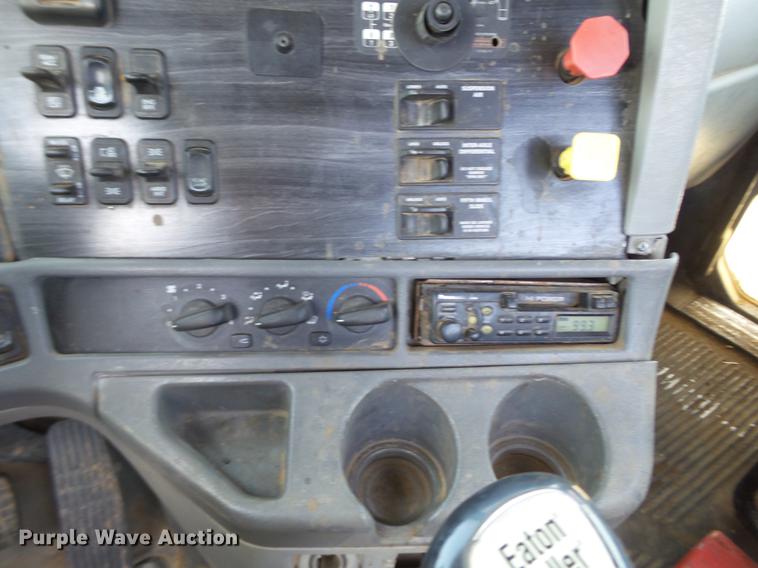 image for item DD1151 2003 Freightliner Columbia semi truck