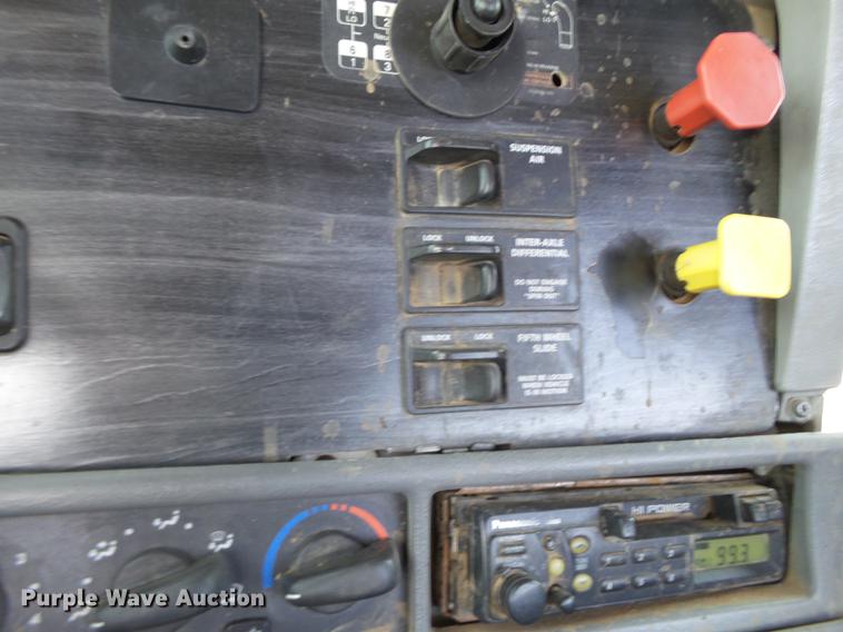 image for item DD1151 2003 Freightliner Columbia semi truck