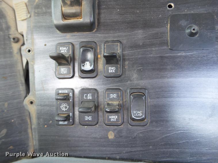 image for item DD1151 2003 Freightliner Columbia semi truck