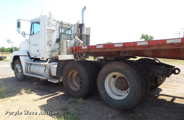 image for item DD1158 2002 Freightliner FLD semi truck