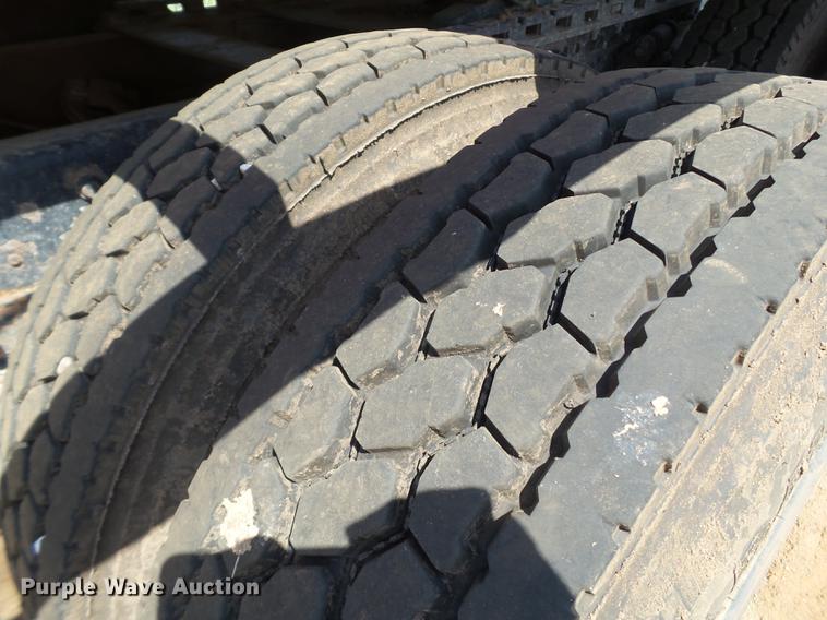 image for item DD1158 2002 Freightliner FLD semi truck