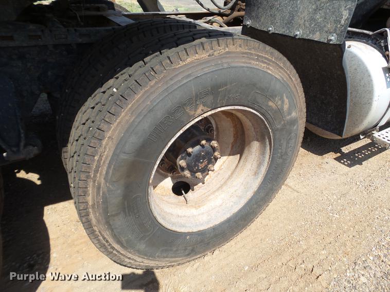 image for item DD1158 2002 Freightliner FLD semi truck