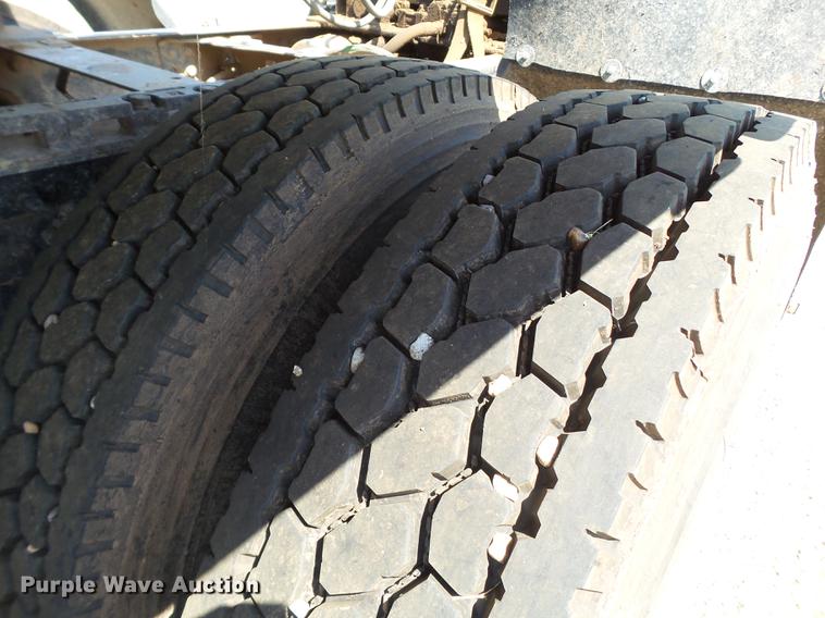 image for item DD1158 2002 Freightliner FLD semi truck