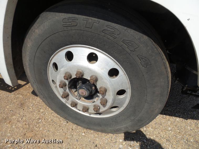 image for item DD1158 2002 Freightliner FLD semi truck