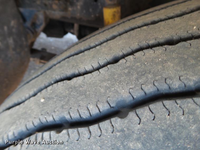 image for item DD1158 2002 Freightliner FLD semi truck