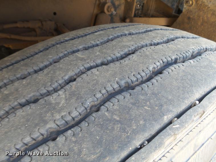 image for item DD1158 2002 Freightliner FLD semi truck