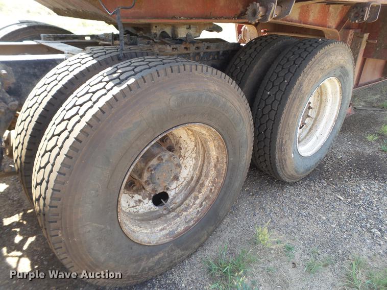 image for item DD1158 2002 Freightliner FLD semi truck