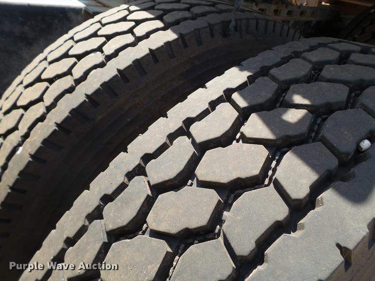 image for item DD1158 2002 Freightliner FLD semi truck