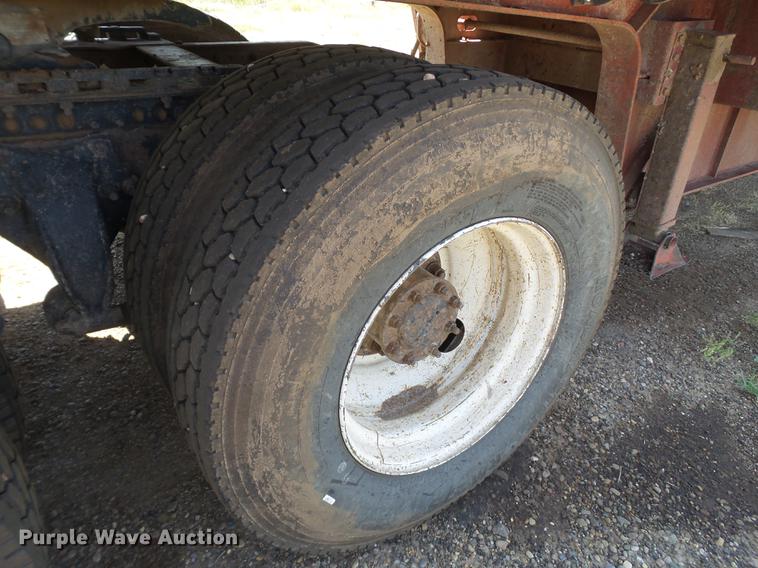 image for item DD1158 2002 Freightliner FLD semi truck