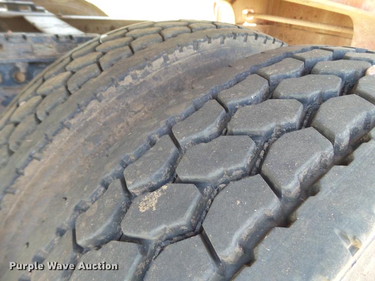 image for item DD1158 2002 Freightliner FLD semi truck