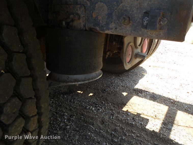 image for item DD1158 2002 Freightliner FLD semi truck