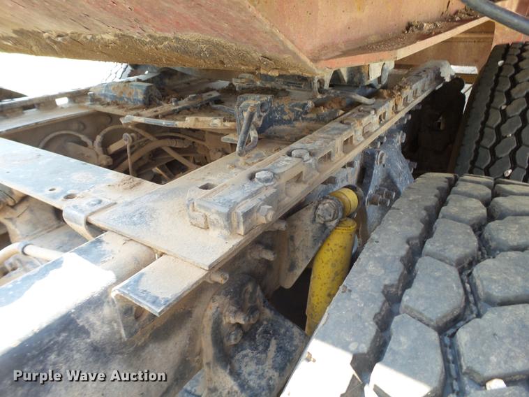 image for item DD1158 2002 Freightliner FLD semi truck