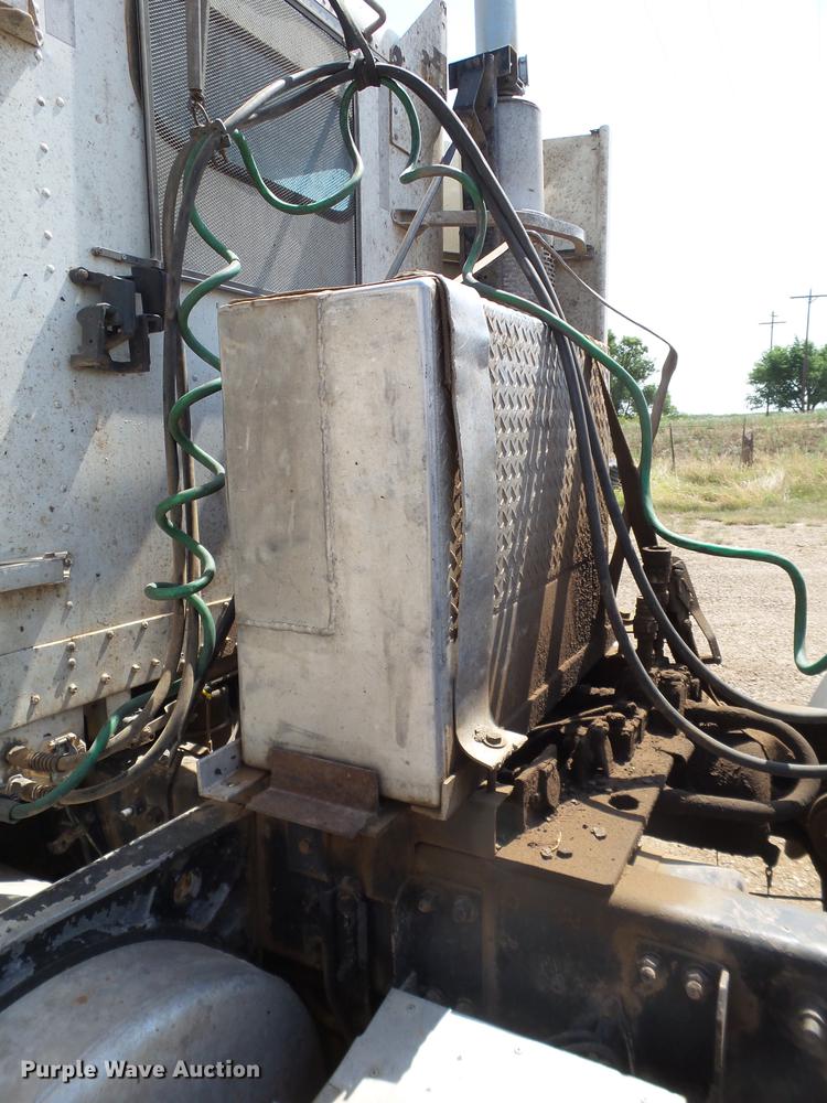 image for item DD1158 2002 Freightliner FLD semi truck