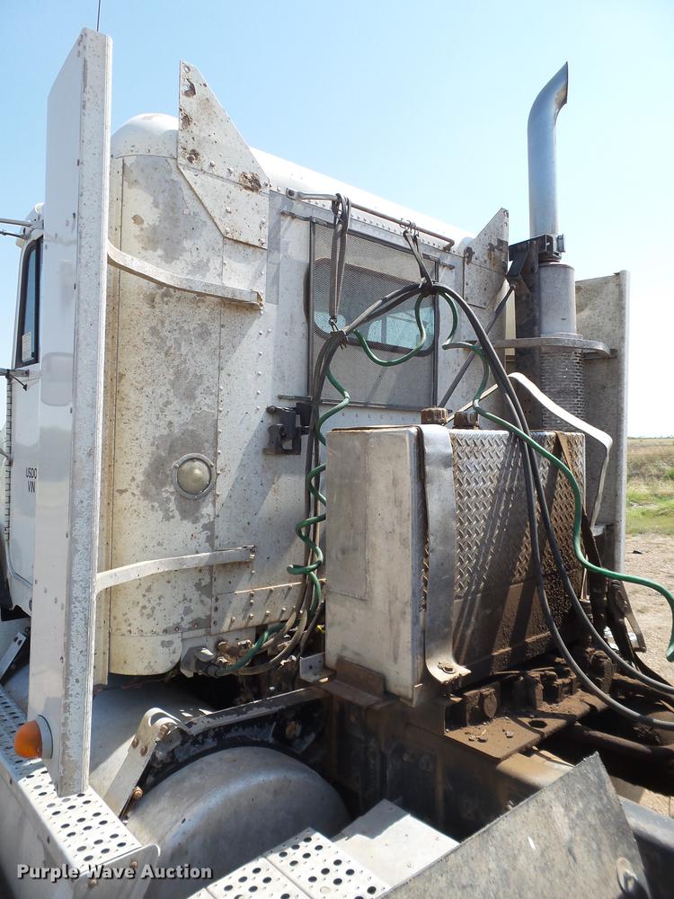 image for item DD1158 2002 Freightliner FLD semi truck