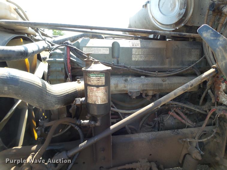 image for item DD1158 2002 Freightliner FLD semi truck