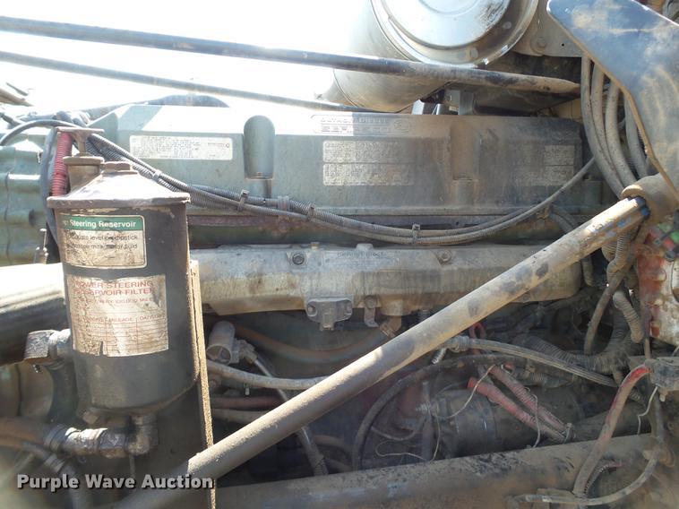 image for item DD1158 2002 Freightliner FLD semi truck