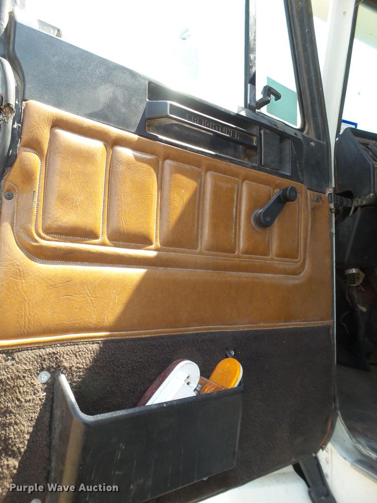 image for item DD1158 2002 Freightliner FLD semi truck