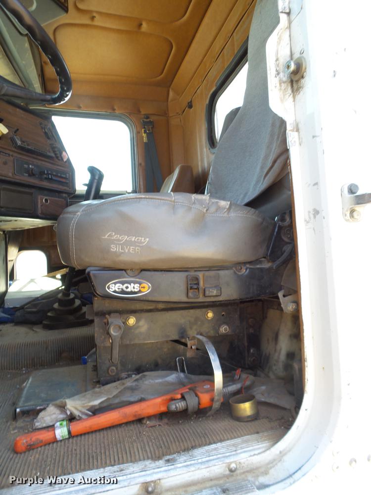 image for item DD1158 2002 Freightliner FLD semi truck