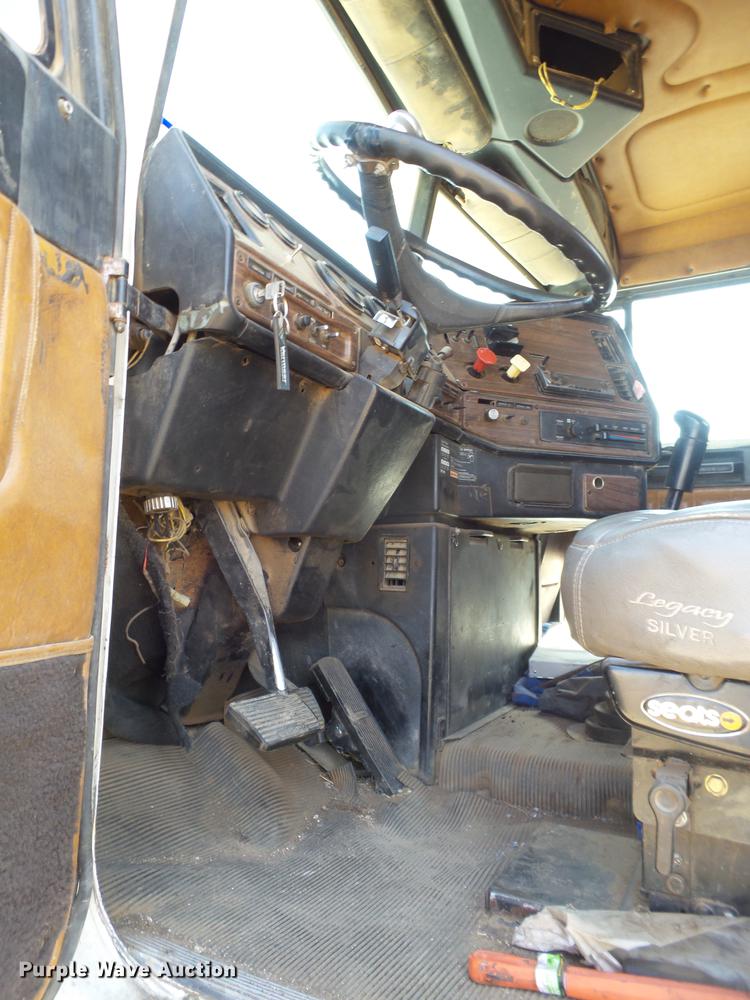 image for item DD1158 2002 Freightliner FLD semi truck