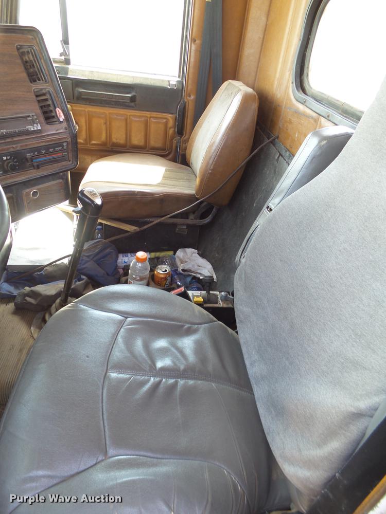 image for item DD1158 2002 Freightliner FLD semi truck