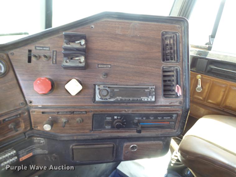 image for item DD1158 2002 Freightliner FLD semi truck