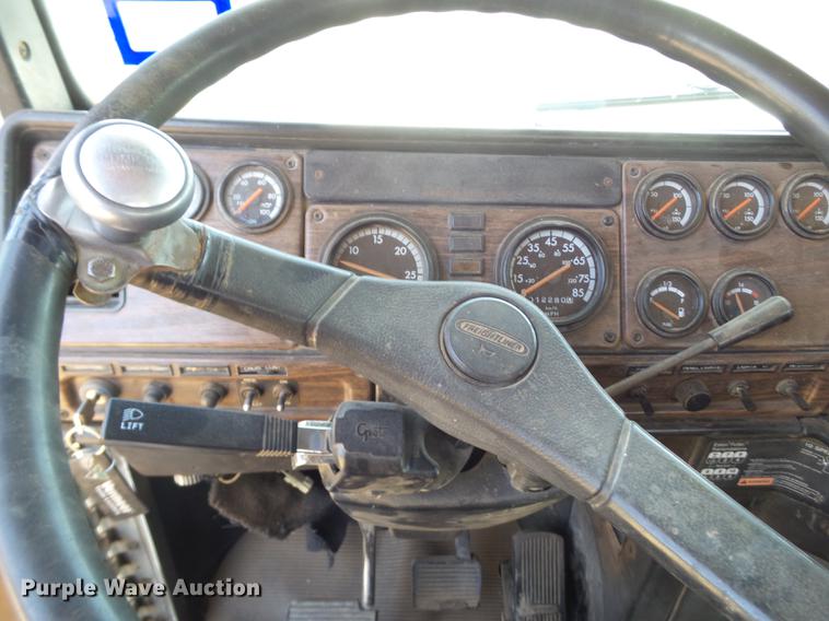 image for item DD1158 2002 Freightliner FLD semi truck