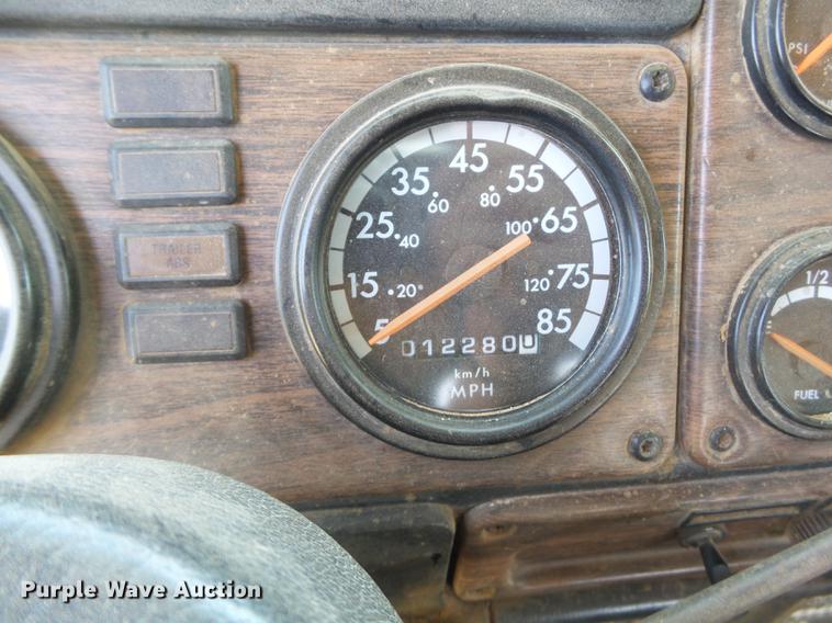 image for item DD1158 2002 Freightliner FLD semi truck