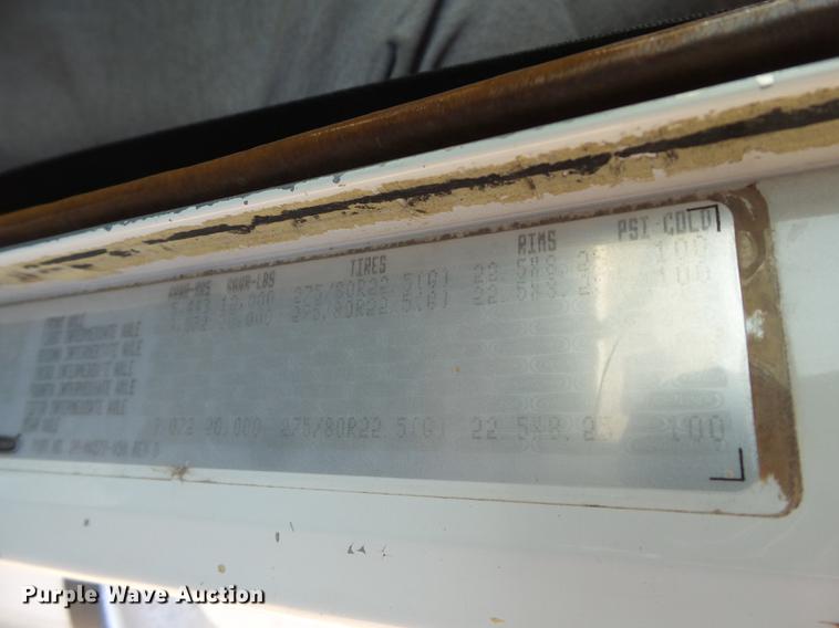 image for item DD1158 2002 Freightliner FLD semi truck