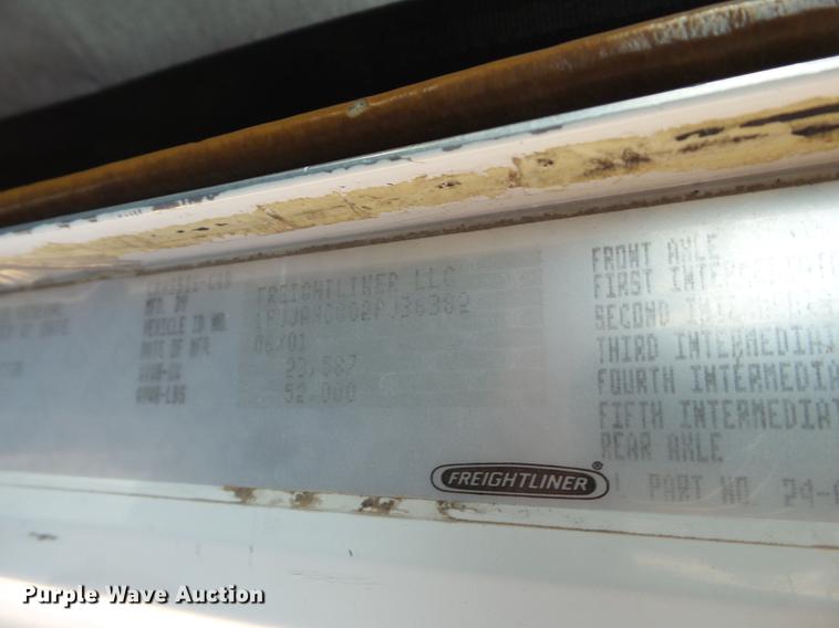 image for item DD1158 2002 Freightliner FLD semi truck