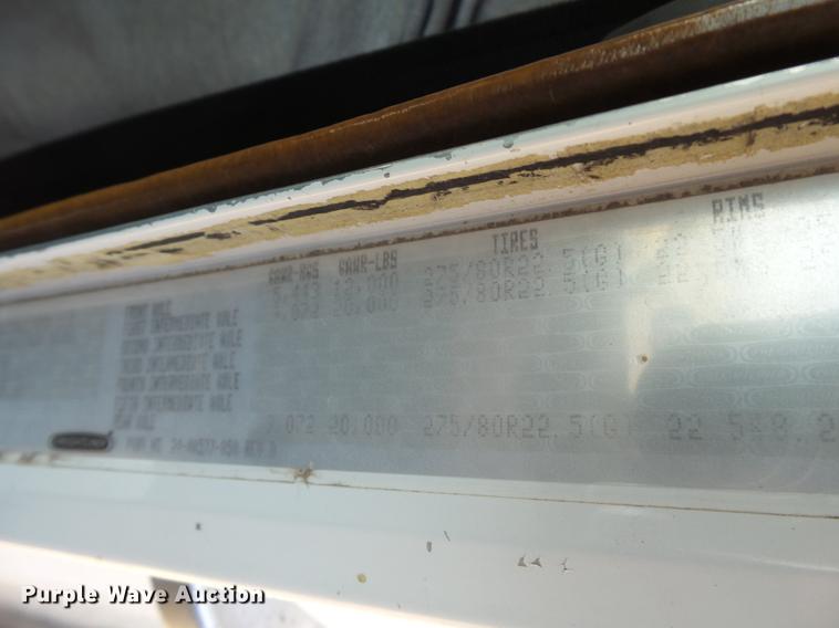 image for item DD1158 2002 Freightliner FLD semi truck