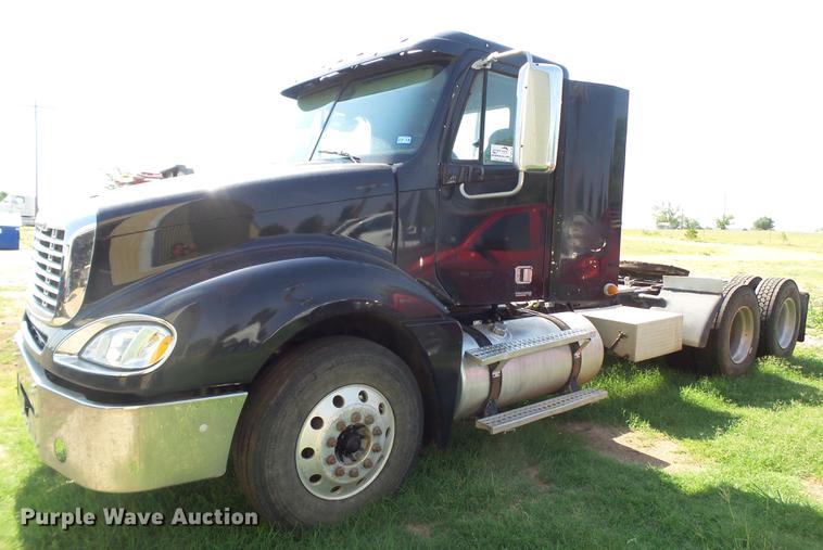 image for item DD1162 2007 Freightliner Columbia semi truck