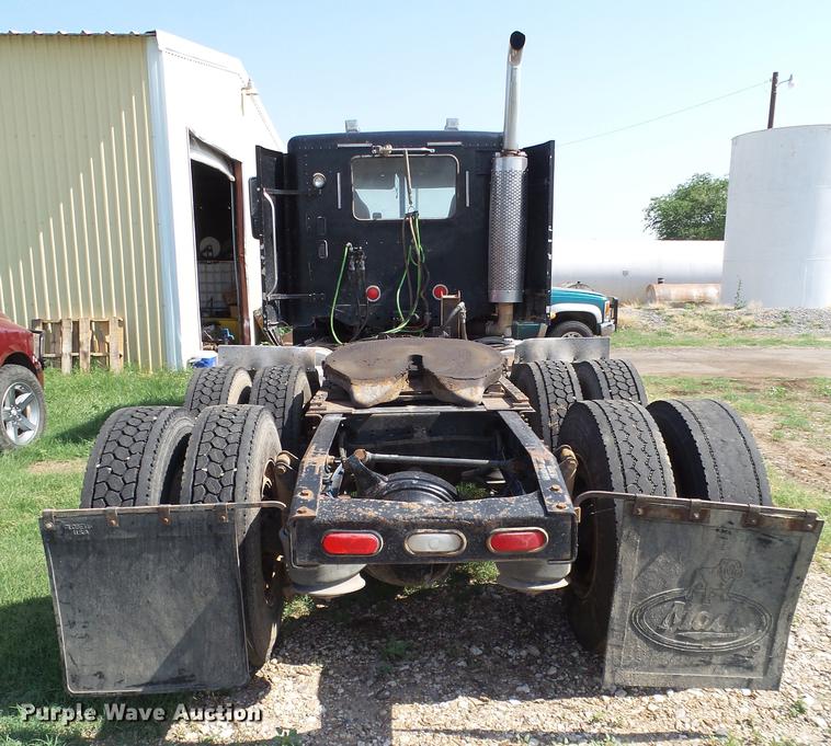 image for item DD1162 2007 Freightliner Columbia semi truck