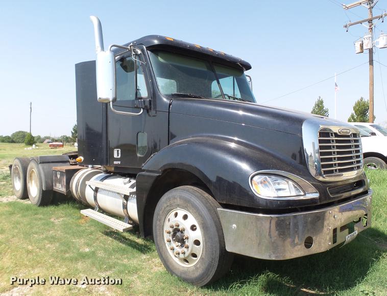 image for item DD1162 2007 Freightliner Columbia semi truck