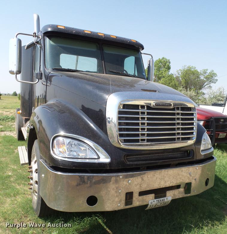 image for item DD1162 2007 Freightliner Columbia semi truck